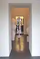 Blick von außen in das Sockelgeschoss mit Werken von Hans Arp (Frühjahr 2007)
