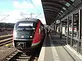 Dieseltriebwagen der Baureihe&nbsp;642 im Bahnhof