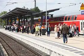 Der Hauptbahnsteig im Sommer 2010