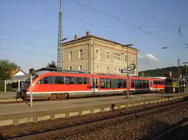 Triebwagen der Baureihe 642 vor demEmpfangsgebäude (2005)