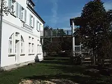 Ehemaliger Bahnhof Wäschenbeuren, heute als Kindergarten genutzt. Der Turm und die Brücke entstanden erst nach der Entwidmung als Bahnhof