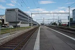 Perron mit den Gleisen 3/4 von der Westseite am Ende des Bahnhofs (2013)