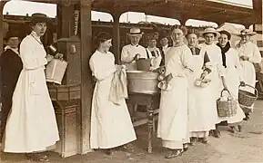 Bahnhof Weimar Truppenversorgung im Ersten Weltkrieg durch das Deutsche Rote Kreuz (1915)