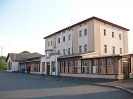 Empfangsgebäude, Straßenseite (abgerissen im Oktober 2023)