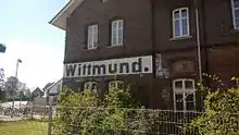 Alte Schrift am Bahnhof Wittmund, noch vor dem ersten DB-Einheitsdesign