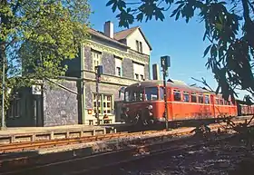 „Cronenberger Samba“, ein Akkumulator-triebwagen ETA 150, am Bahnhof Cronenberg, ca. 1980