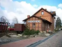 … ist nahezu identisch, jedoch mit dekorativem mehrfarbigem Sichtmauerwerk, auch am Bahnhof Duingen und anderen für die Kleinbahn Voldagsen-Duingen-Delligsen errichteten Empfangsgebäuden verwendet worden.
