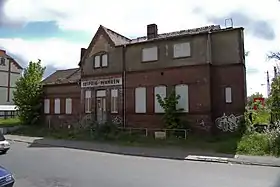 Das ehemalige Empfangsgebäudean der Pater-Gordian-Straße,der Zugang zum Bahnsteig liegtheute links davon. (2012)