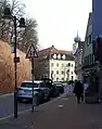 Heutiger Standort des Tores in der Bahnhofsstraße. Im Hintergrund das Vinzentinum mit der Altöttinger Kapelle