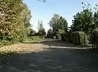 hinter den Büschen links verläuft der Bahndamm