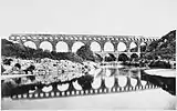 Vordergrund zur Symmetriebildung: Pont du Gard
