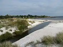 Balka-Strand, Bach Melå, im Hintergrund der Hafen