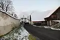 Strassenflucht führt auf das Schloss von Montenach