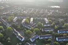 Kuthstr. in Köln-Vingst. Am oberen Bildrand die Einfamilienhaussiedlung am Marbergweg und das Städtische Naturfreibad Vingst
