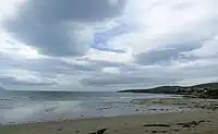 Blick vom Sandstrand bei Ebbe zum Kap Kerry Head, rechts Ballyheigur