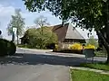 Bauernhaus mit Scheunenauffahrt