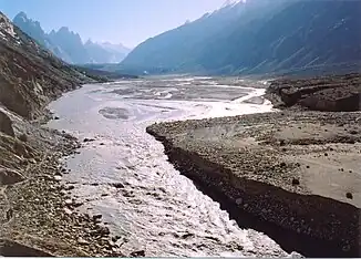 Der Baltoro (hinten) speist den Braldu