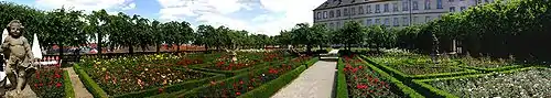 Rosengarten – im Hintergrund die Neue Residenz
