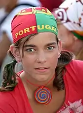 Nicht überall erlaubt: Flaggen als Kleidungsstück. Hier die Flagge Portugals als Kopftuch