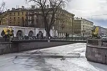 Die Greifenbrücke über den Kanal