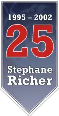 Banner mit der gesperrten Nummer 25 in der SAP-Arena