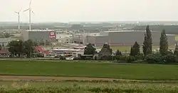 Blick auf das Logistiklager der Lebensmittelkette Kaufland im Gewerbegebiet Bantorf-Nord. Die eisenzeitliche Siedlung lag etwa an der Stelle des linken Großgebäudes mit rotem Firmenlogo.