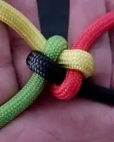 Zuerst wird ein Kronenknoten gelegt.