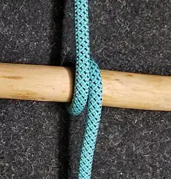 Zuerst einmal zum Vergleich der folgenden Bilder erstmal ein „einfacher Törn um eine Stange“. Zieht man die Stange heraus erhält man ein Auge.