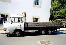 Langpritsche mit drei Achsen