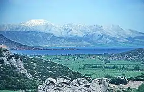 Das knapp 2800&nbsp;m hohe Massiv des Barla Dağı (im Hintergrund) markiert die tektonische Trennung des größeren Eğirdir Gölü mit der Stadt Eğirdir (Mittelgrund) vom nördlich gelegenen, kleineren Hoyran Gölü und damit bereits das Umbiegen der Kurve von Isparta vom West-Taurus zum Mittel-Taurus.
