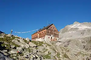 Die Barmer Hütte mit der Barmer Spitze im Hintergrund