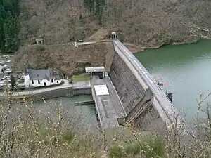 Unterbecken: Die Staumauer staut die Our auf