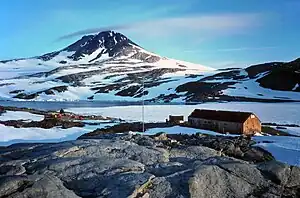 „Base Y“, Horseshoe Island, Marguerite Bay, West-Grahamland. Bemerkenswert als eine relativ unveränderte und vollständig ausgerüstete britische wissenschaftliche Station der späten 1950er Jahre. „Blaiklock“, die Schutzhütte in der Nähe, wird als wesentlicher Bestandteil des Stützpunkts betrachtet.