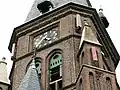 Mobilfunkantennen an einem Kirchturm.