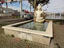 Gelpke Brunnen 1946, von Willy Hege (1907–1976), Brunnen Inschrift «Dem Pionier der Schweizerischen Rheinschiffahrt Rudolf Gelpke»