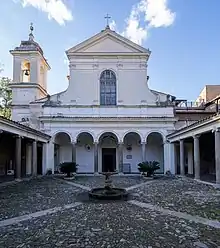 San Clemente, Fassade vom Atrium aus gesehen