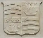 Links: Altes Wappen der Bassetts: Sechs waagerechte Wellen gold und rot. Dieses Wappen sieht man auf vier Grabplatten aus dem 17. Jahrhundert in der Kirche von Heanton Punchardon. Rechts Wappenschild auf einer Zinne oberhalb der Haupteingangshalle von Watermouth Castle mit dem Wappen der Bassetts, gerviert mit dem der Davies.