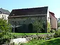 Wohnstallhaus, Scheune und Holzschuppen eines Bauernhofes