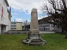 Obelisk-Bauernkriegsdenkmal von 1904, vor der Kaserne in Liestal, Schweiz. Inschrift, Dem Andenken an die am 24. Juli 1653 für das Volk gestorbenen (Hingerichteten!) Baselbieter. Inschrift auf der anderen Seite. «Unterdrückt, aber nicht überwunden» Uli Schad von Oberdorf, Hans Gysin von Liestal, Uli Gysin Läufelfingen, Galli Jenny von Langenbruck, Joggi Mohler von Diegten, Konrad Schuler von Liestal, Heinrich Stutz von Liestal. Unterdrückt aber nicht überwunden. Errichtet vom Volk von Baselland 1904.