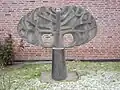 Baum-Blatt-Skulptur von Ulrich Beier bei der Fridtjof-Nansen-Schule