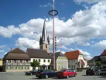 Historischer Marktplatz mit Blick auf Kirche, Maibaum und Überkum-Brunnen