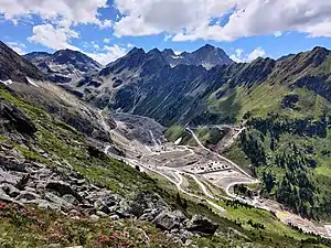 Blick von der Bergstation HoheMutBahn auf die Baustelle (Juni 2022)