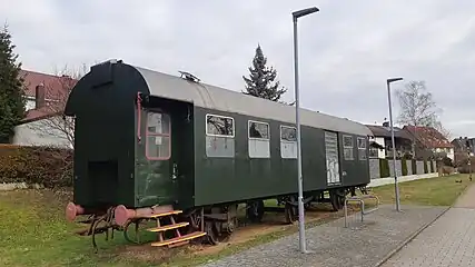 Bauzugwaggon B3Y im Bahnhof als Denkmal