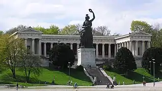 Ruhmeshalle in München mit davor befindlicher Bavaria