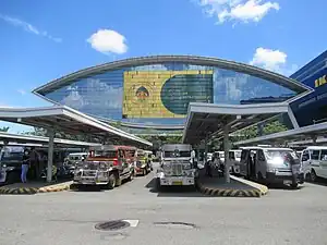 Außenansicht der Mall of Asia Arena im April 2023