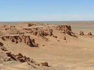 Felsen, Geröll und Kies prägen das Bild der Wüste Gobi, wie z. B. hier an der Bajandsag Felsformation in der Mongolei.