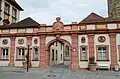Durchgang vom Ehrenhof zum inneren Hof mit der Schlosskirche