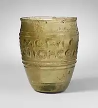 Vorder- und Seitenansicht des Bechers im Metropolitan Museum of Art (01.8.5)