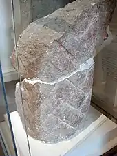 Fragment des Bartes der Sphinx. Ausgegraben und 1818 dem Museum geschenkt von Giovanni Battista Caviglia.