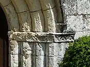 Kapitelle am Eingangsportal